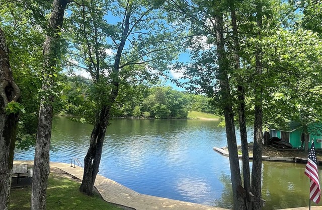 Lake Front in Hot Springs! Cozy, Water views and more!