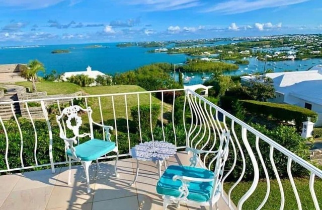 Scenic Southampton Stay w/Pool + Views near Lighthouse