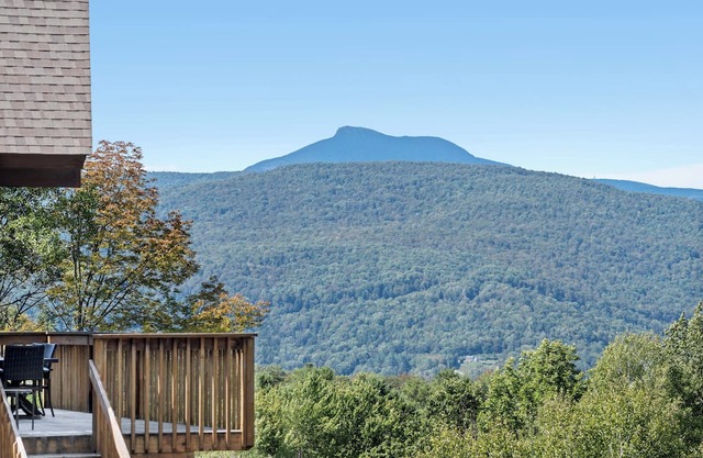 Camel's Hump View Ski House - 10 miles to Stowe!