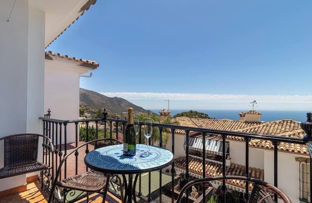 Discover this charming 3-bedroom apartment in the heart of Mijas Pueblo