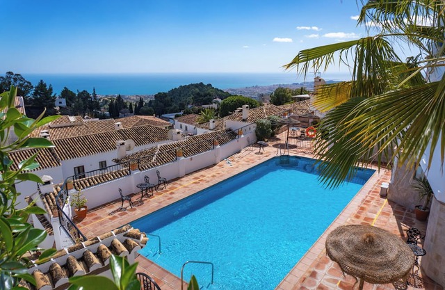 This townhouse is a 2 bedroom(s), 2 bathrooms, located in Mijas, Andalusia.