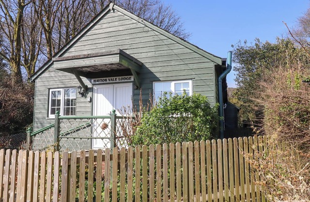 HAYTOR VALE LODGE, pet friendly, with a garden in Haytor Vale