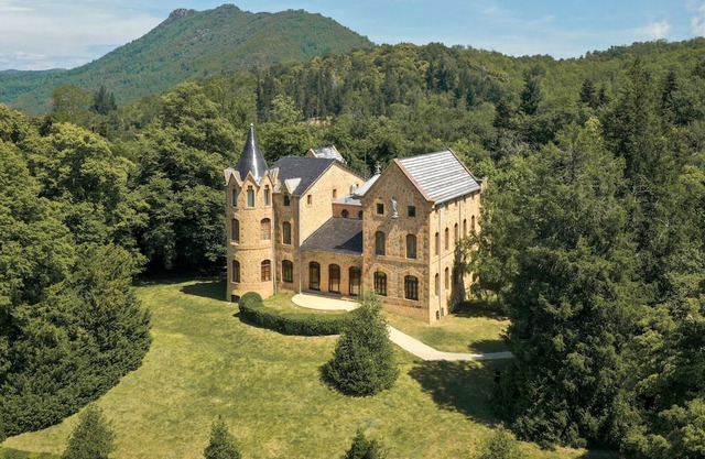Castillo modernista elegante en Cataluña, España, con piscina, torre y capilla