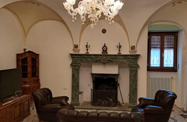 Spacious family apartment with historic charm 10 minutes from Luino
