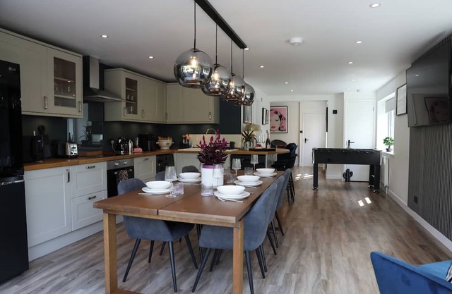 Cosy Home; New Refurbished Home with Double Parking for Family's and Contractors