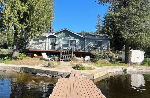 3-bedroom lakefront cabin with WiFi, AC and a private dock. Bring the family!