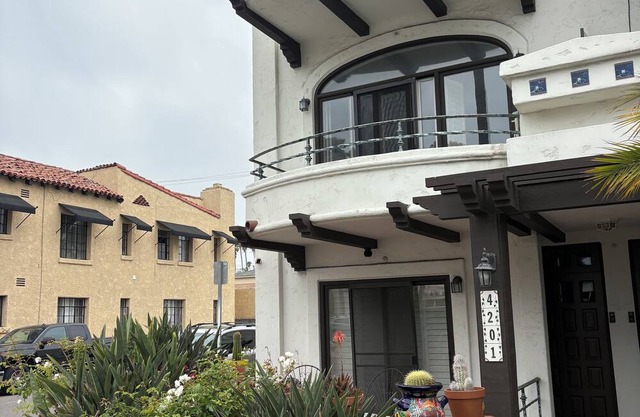 3 story 1,800 Sq Ft Townhome-Dog Beach, Pool directly across the street.