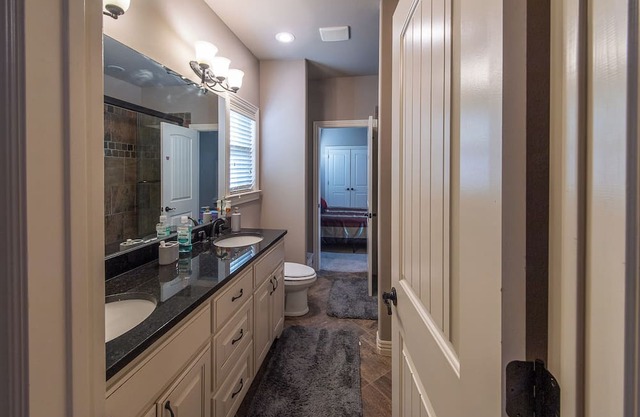 Charming 4-bedroom house in amazing Bentonville with WiFi, AC