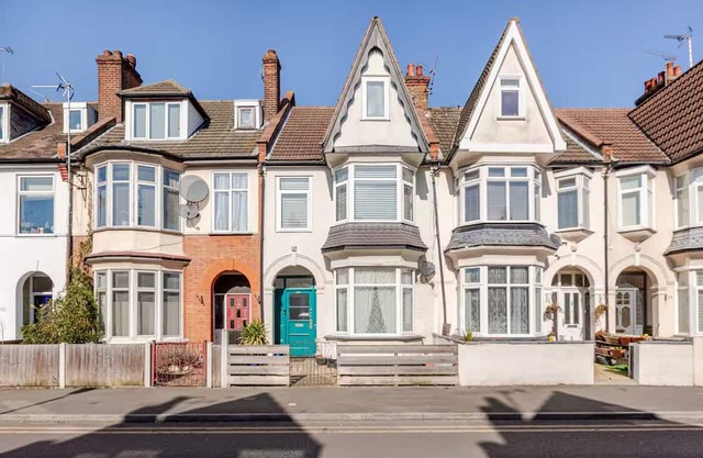 1 Bed Garden Flat in the Heart of Leigh, Sleeps 3.