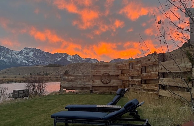 A unique & tranquil newly renovated gem in the Sawtooths on the Salmon River