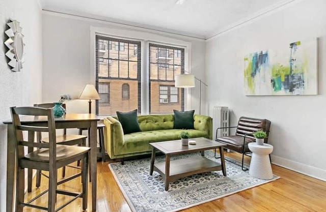 Sunny 1-Bedroom Apartment in Chicago