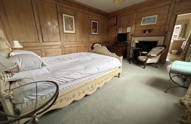 Double ensuite wood panelled room in historic town centre house