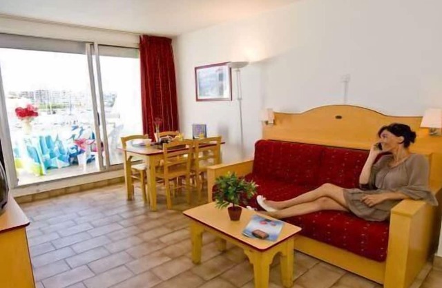 View swimming pool/harbour, swimming pool, terrace, balcony, 30m², Carnon