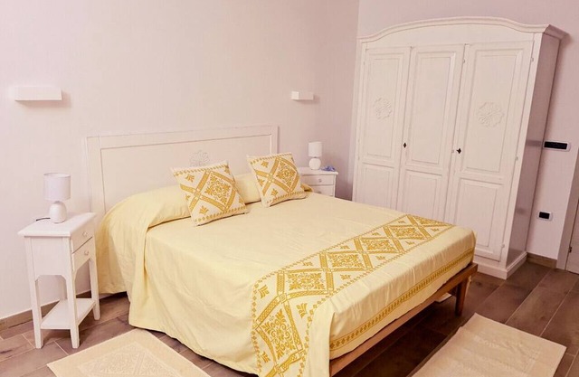 Da Riccardo - Double Bedroom Yellow Rose Window