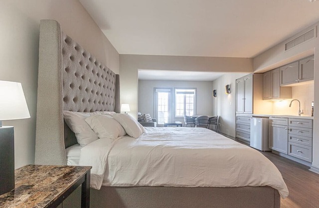 Studio-King Bed with Heated pool