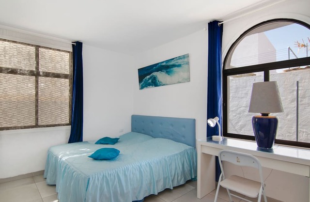 Habitación Azul Con Baño Privado' con vistas a la montaña, Wi-Fi y aire acondicionado.