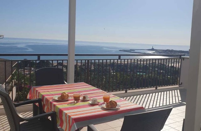 Two-room apartment 550m from the sea with sea view terrace