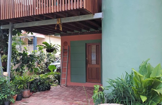 Tropical Green Haven. Small centrally located self-contained apartment .