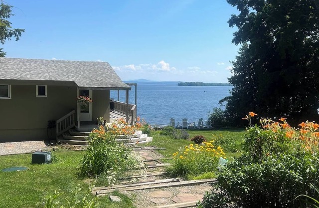 Charming 3-bedroom cottage in beautiful North Hero, Vermont with WiFi
