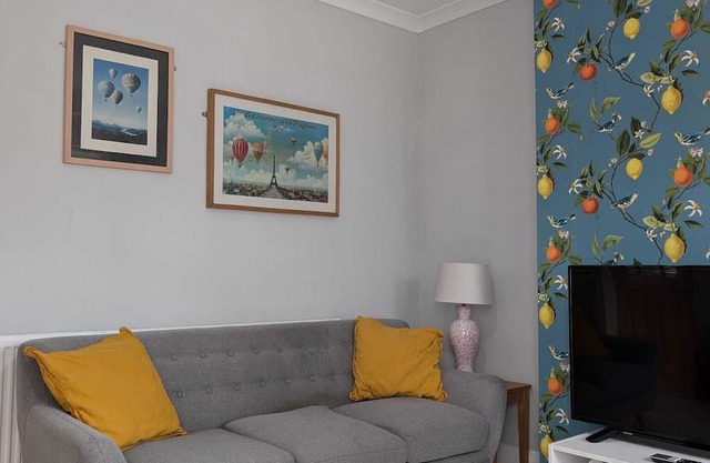 Cosy and Stylish, great links to London.