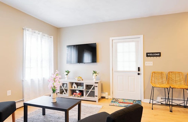 Spacious 4-bedroom Boston with WiFi, free parking