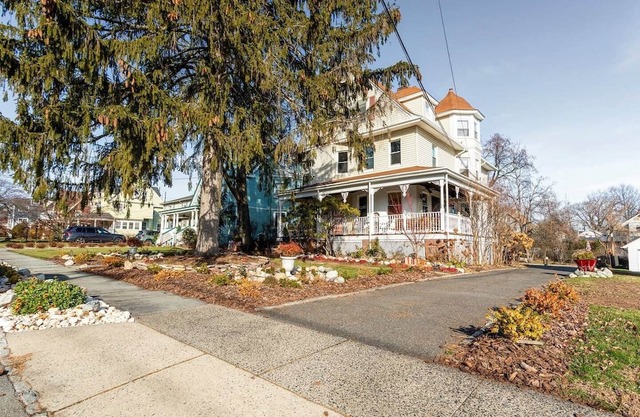 Spacious 4-bedroom house with WiFi and AC in beautiful Montclair