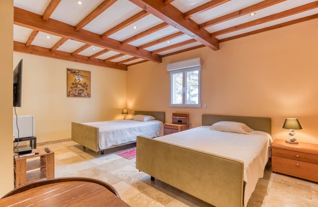 Apartment 'Chambre 3' with Shared Pool, Wi-Fi and Air Conditioning