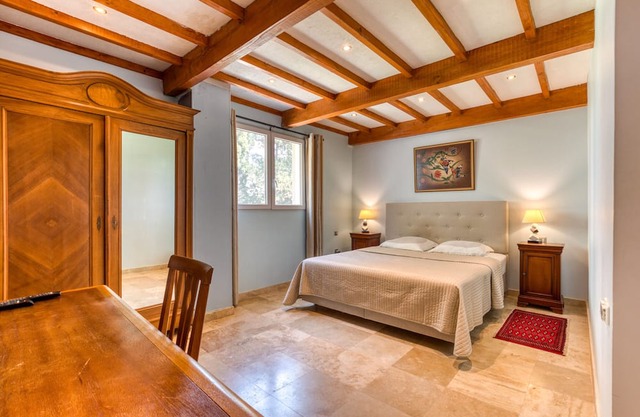 Apartment 'Chambre 2' with Shared Pool, Wi-Fi and Air Conditioning