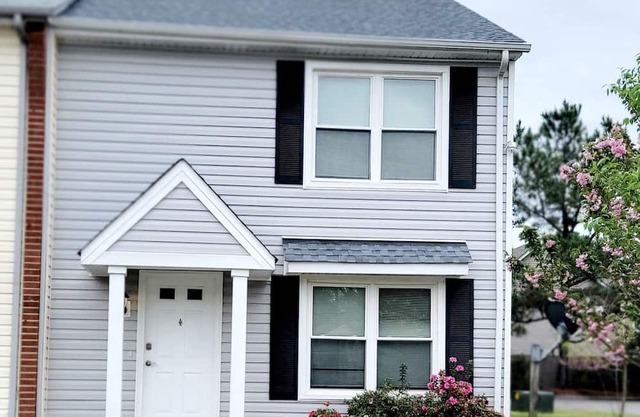 Lovely townhouse in enchanting Town Center Virginia Beach
