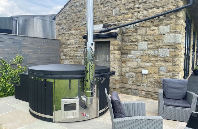 Cosy 2 bedroom guesthouse in beautiful surroundings with hot tub. Pet friendly!!