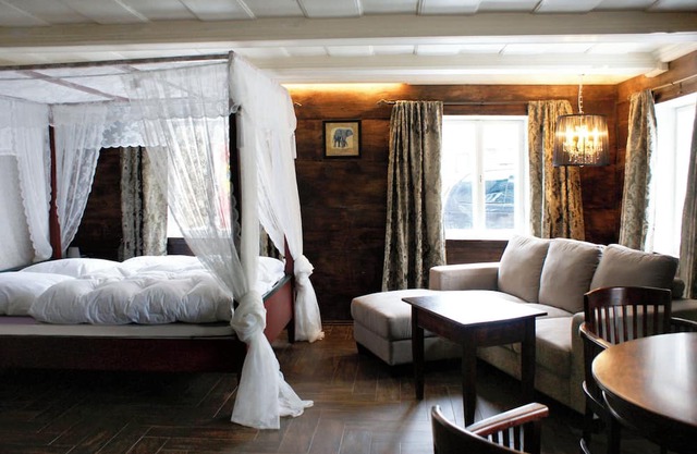 Log rooms in a weaver's house