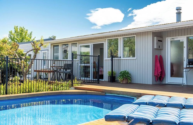 Cosy Studio with Pool, Fire & Quirky Past – Your base to explore Tasman & Nelson
