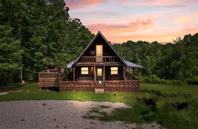 Charming 2-bedroom cabin with WiFi, AC, hottub and sauna!