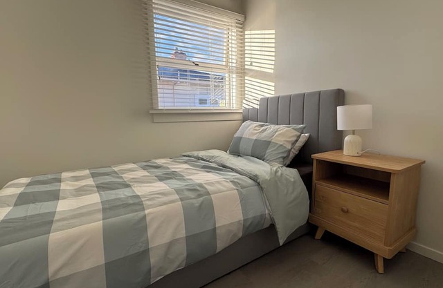 3BR Home w Ample Parking 10 Min to Auckland CBD