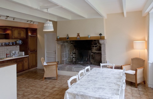 Detached country house, with enclosed garden, tennis court, sea 5kms away
