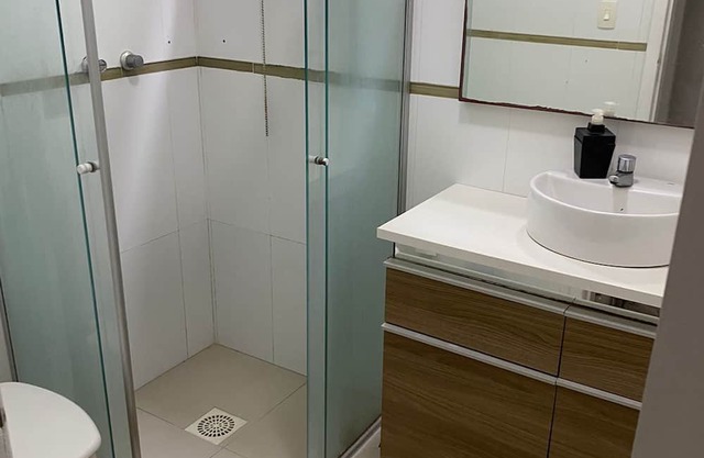 Aluga-se- 1 quarto, 1 ban, .cozinha compartilhada,1 garagem p/ casal ou mulher.