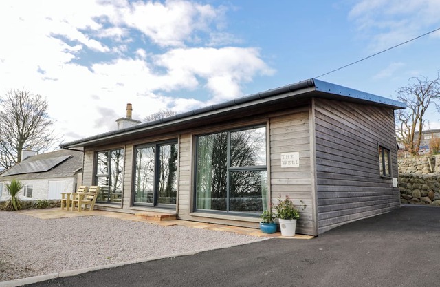 THE WELL, pet friendly, with a garden in Southerness