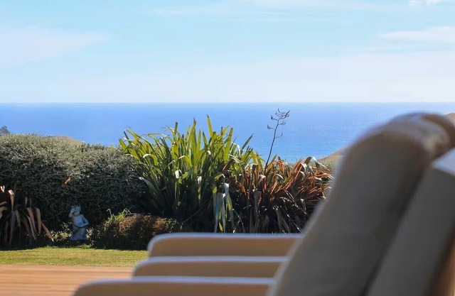 Raglan Retreat New Zealand w/ Barrel Spa, Ocean View & Sunset