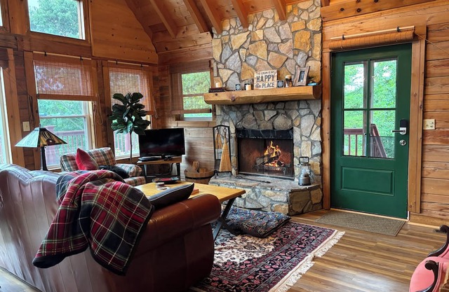 Charming Cabin with Incredible Mountain Views