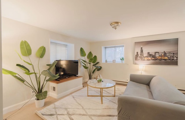 Prime Location: Cozy 1BR Near Dining & Shops