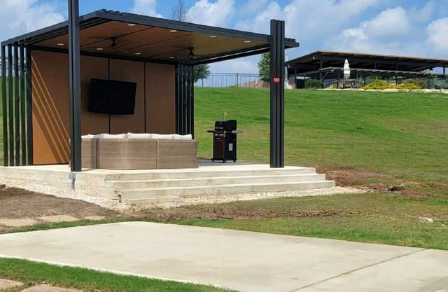 Tiny Home 'Music Row 80' Features Gas Fire Pit and Panoramic Luckenbach Views with Resort-Style Pool