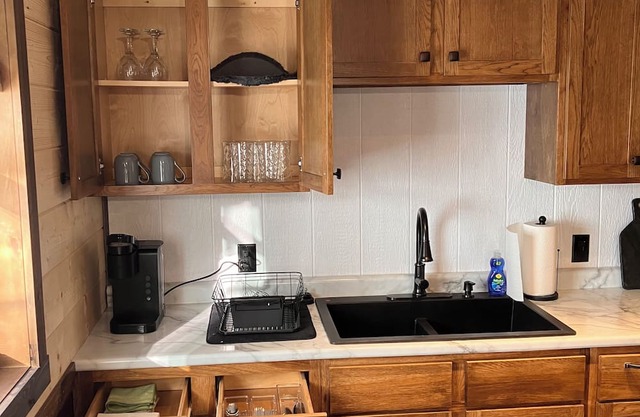Cozy 1-bedroom apartment in peaceful Palestine with WiFi, AC