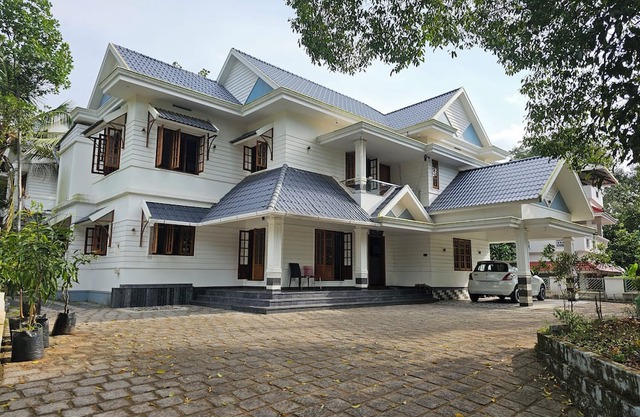 Family friendly 4 bedrooms with airconditioners, spacious, fully equipped house.