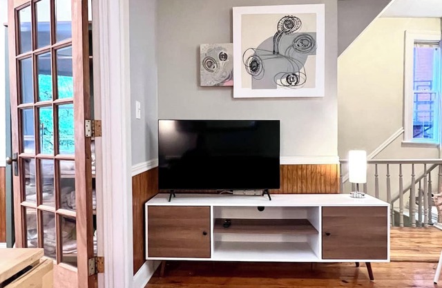 Beautiful large apartment, fast commute to NYC, Laundry, Parks!