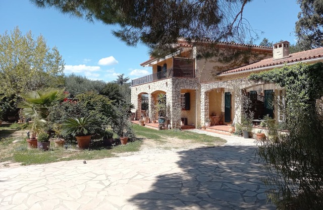 Quiet apartment in a Provencal farmhouse 2 km from the beach