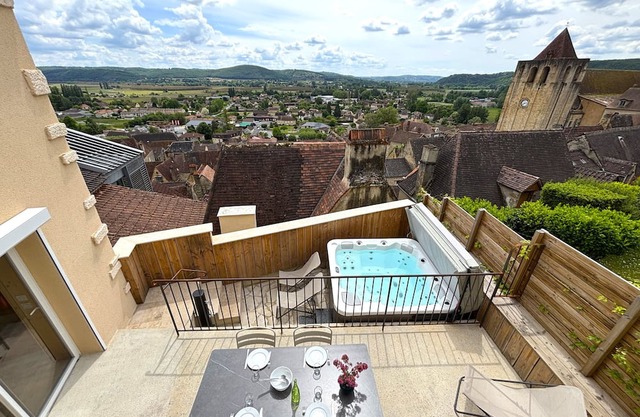 Charming gite with air-conditioning, view and spa in a medieval shopping village