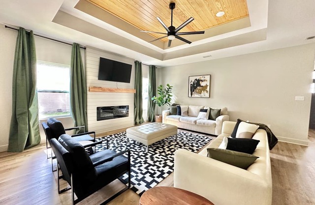 Verde Midtown Modern 4 bedroom 2 bath sleeps 8