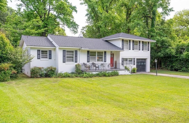 Holmes Manor: 4br + Pool Table + Screen Porch!