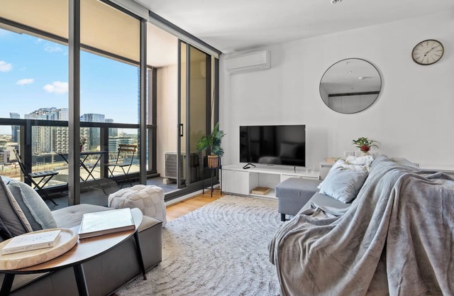 Cozy 2BR | amazing views + pool & gym (accommodates 6 people)