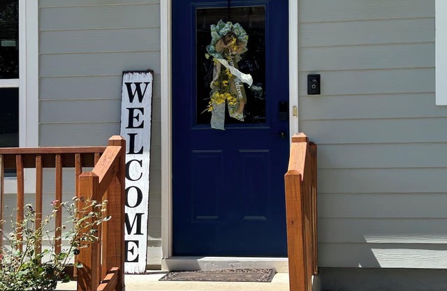 Charming 2-bedroom cottage! Walk to Dtwn Woodstock! Pet friendly!